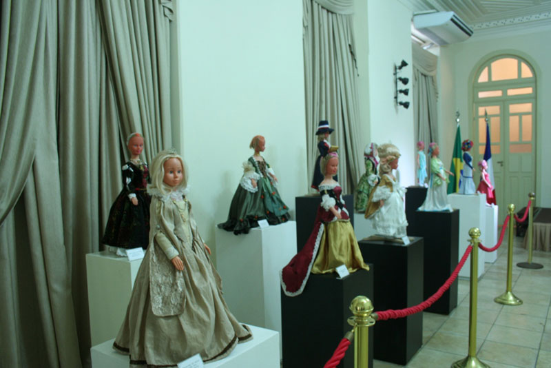 PMOC é palco de exposição de vestidos franceses